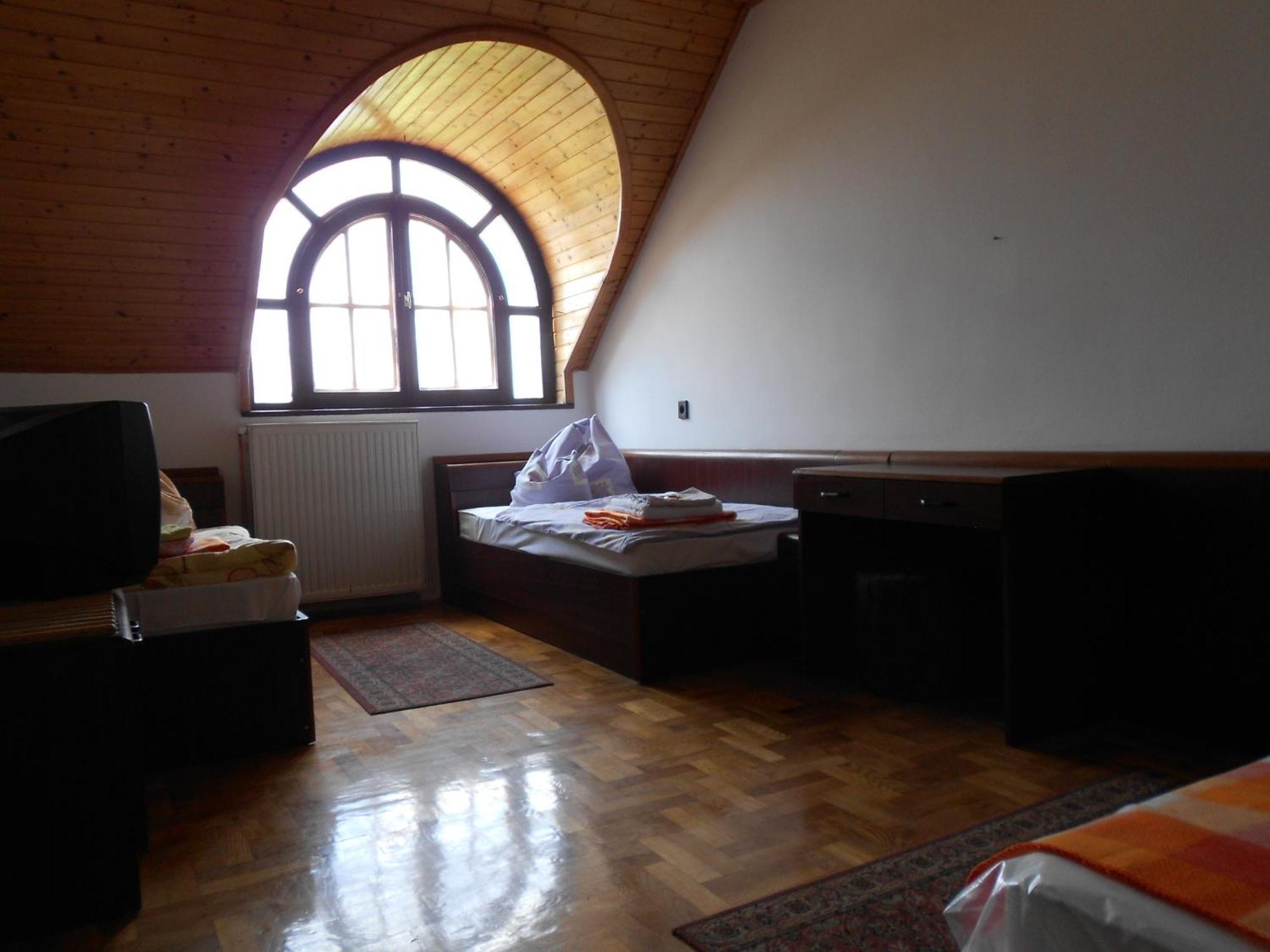 Peregrino Panzio Bed & Breakfast Budaors Bilik gambar