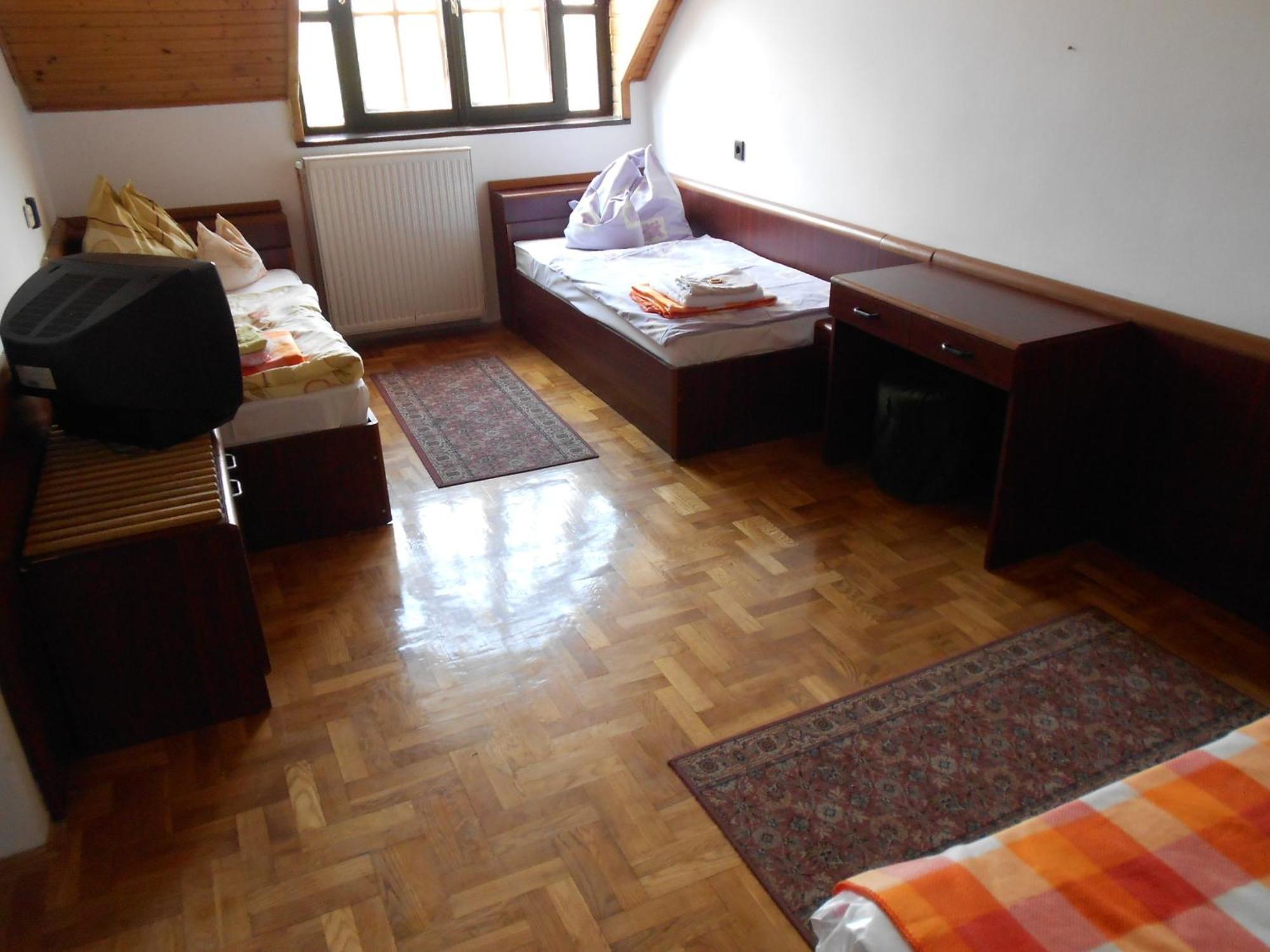 Peregrino Panzio Bed & Breakfast Budaors Bilik gambar