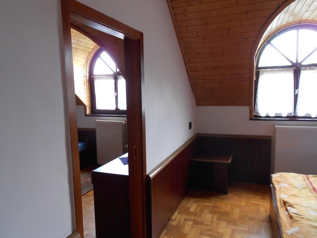 Peregrino Panzio Bed & Breakfast Budaors Bilik gambar