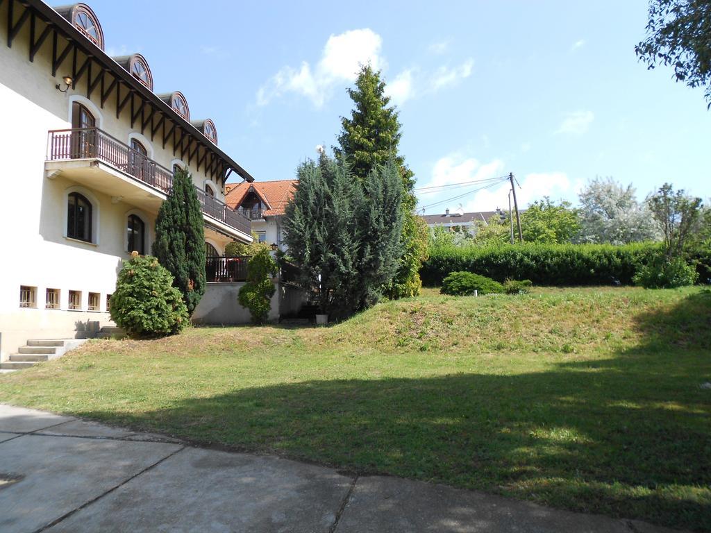 Peregrino Panzio Bed & Breakfast Budaors Luaran gambar