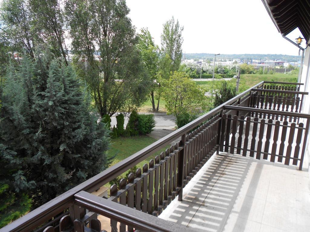 Peregrino Panzio Bed & Breakfast Budaors Luaran gambar