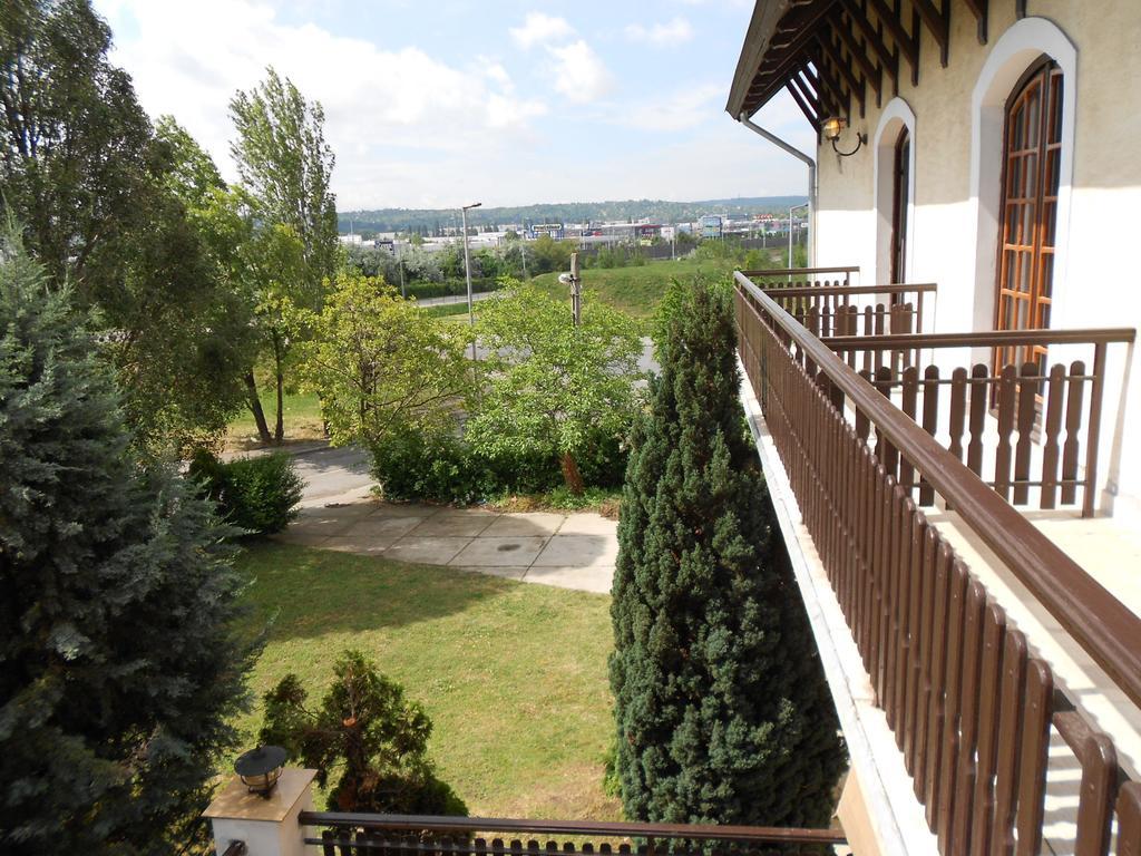Peregrino Panzio Bed & Breakfast Budaors Luaran gambar