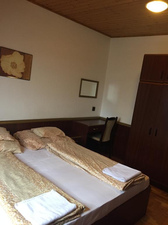 Peregrino Panzio Bed & Breakfast Budaors Luaran gambar
