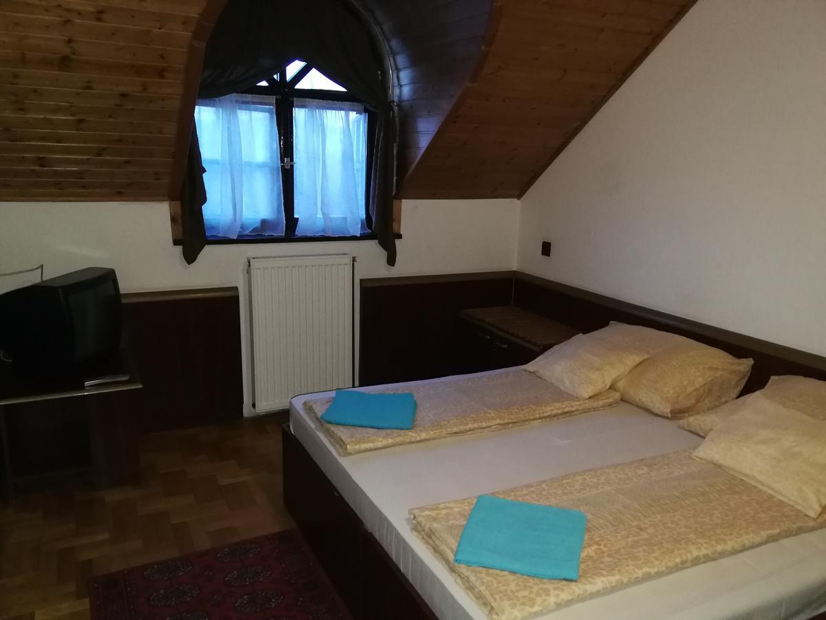 Peregrino Panzio Bed & Breakfast Budaors Luaran gambar
