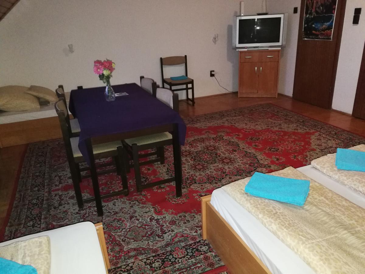 Peregrino Panzio Bed & Breakfast Budaors Luaran gambar