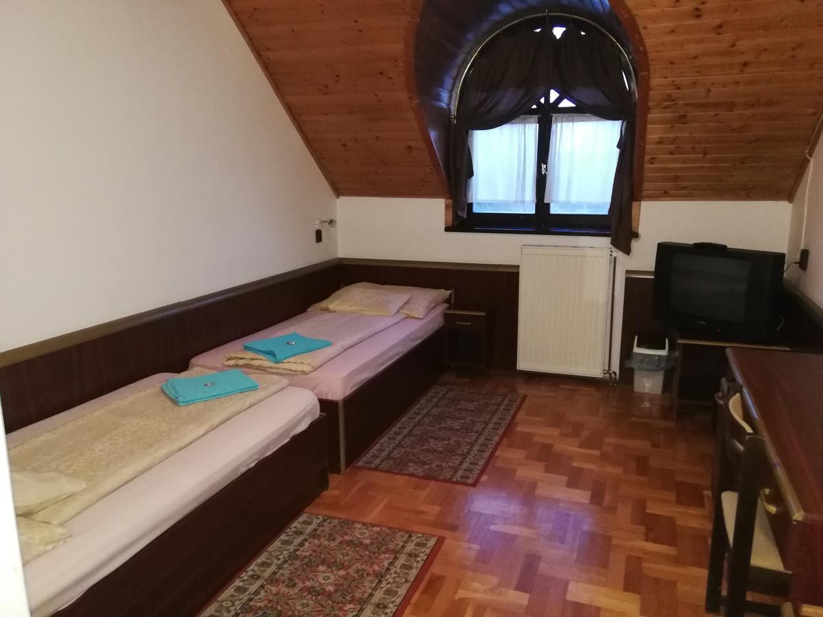 Peregrino Panzio Bed & Breakfast Budaors Luaran gambar