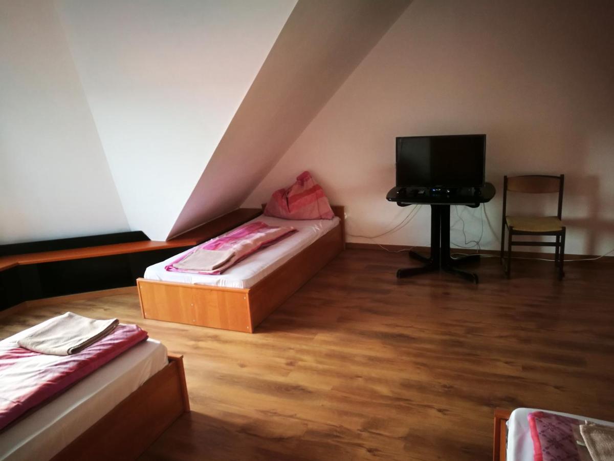 Peregrino Panzio Bed & Breakfast Budaors Luaran gambar