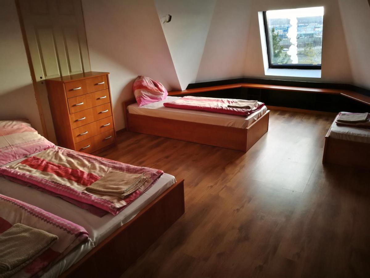 Peregrino Panzio Bed & Breakfast Budaors Luaran gambar